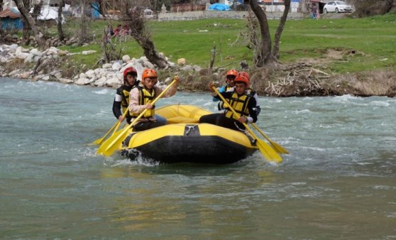 Kar sularında rafting heyecanı