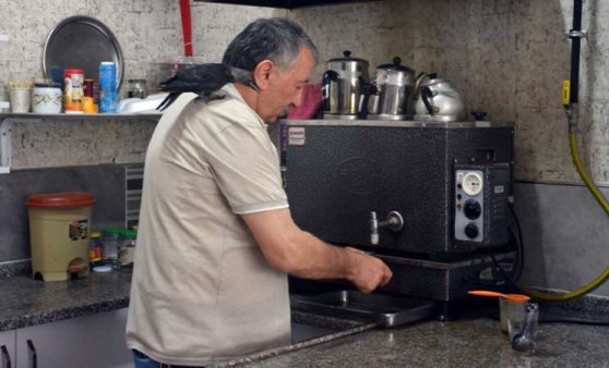 Yaralı karga Şakir, kıraathanenin sevimli maskotu oldu