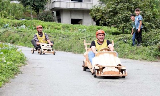 Rize'de heyecan dolu anlar: Tahta arabalar 'Laz Ralli'nde kapıştı!