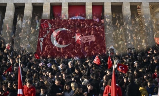 Türkiye Ata'sını andı: Saat 9'u 5 geçe tüm yurtta hayat durdu...