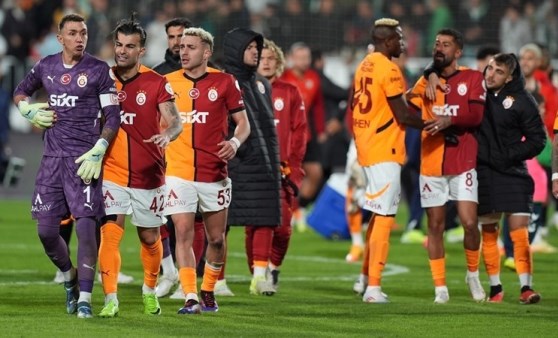 Galatasaray'da maç sonu gerginlik! Muslera ve Kerem Demirbay...