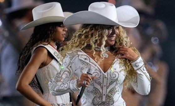 Beyonce, NFL devre arası gösterisinde unutulmaz bir performans sergiledi