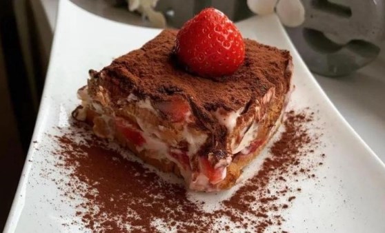 Çilekseverlerin favorisi olacak lezzet: Çilekli tiramisu tarifi...