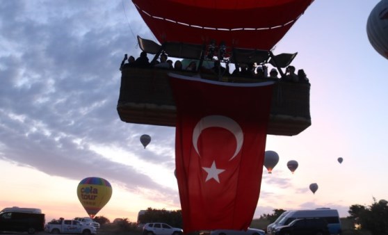 Kapadokya'da balonlar, 19 Mayıs için Türk bayraklarıyla havalandı