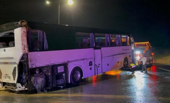 Tuzla Kuzey Marmara Otoyolu'nda feci kaza...  Yolcu otobüsü yan yattı: Yaralılar var!