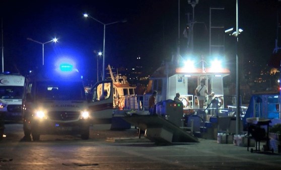 Kadıköy'de tekne mendireğe çarptı: 10 kişi kurtarıldı