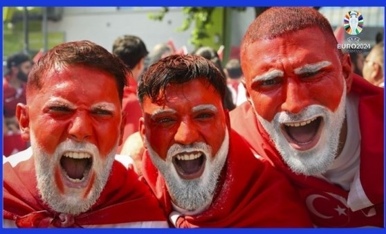 Çekya maçı öncesi Hamburg sokakları kırmızı beyaz