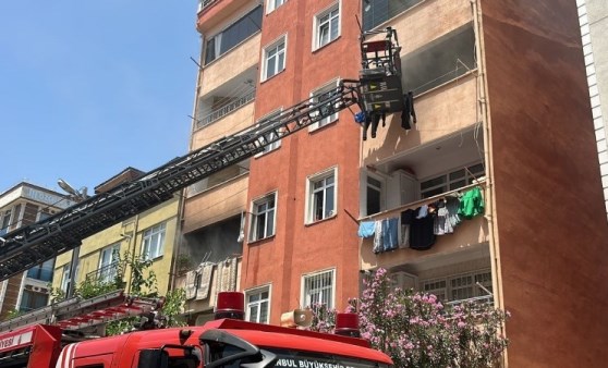 Kartal'da 7 katlı binada yangın: Bir kişi mahsur kaldı!