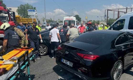 Tuzla'da kavşağa giren otomobil kaza yaptı: 2'si çocuk 3 yaralı