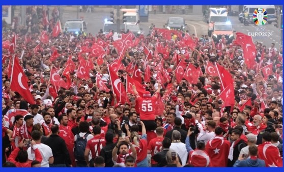 Avusturya maçı öncesi... Leipzig sokakları kırmızı-beyaza büründü!