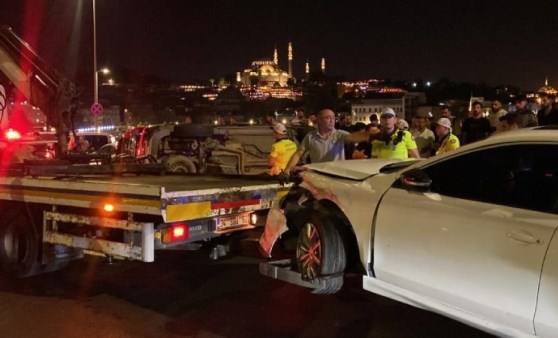 Galata Köprüsü'nde kaza... Trafik akışı durdu: Yaralılar var!