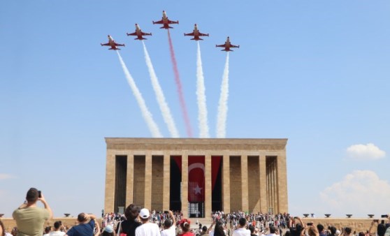 Türk Yıldızları'ndan Anıtkabir'de 'Ata'ya saygı' uçuşu: İşte o kareler...