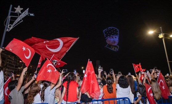 İzmir'de görsel şölen: 500 dron Körfez’de unutulmaz anlar yaşattı