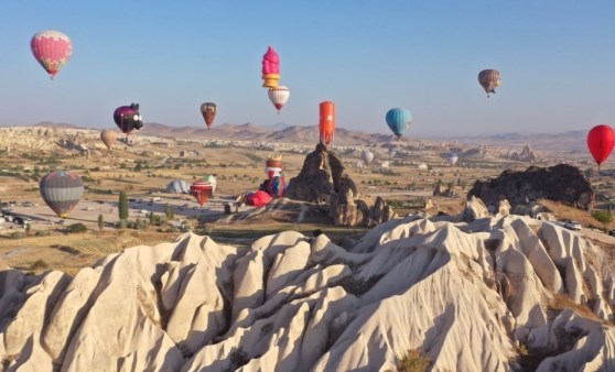 Kapadokya'da görsel şölen... 18 ülkenin figürlü sıcak hava balonu havalandı